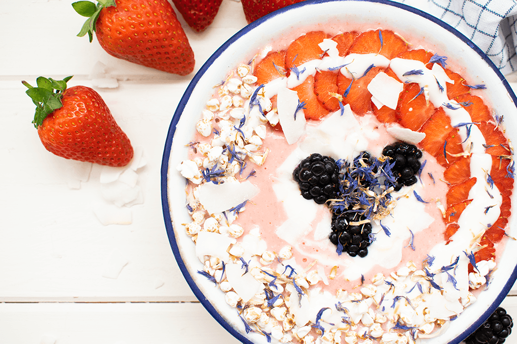 Erdbeer-Smoothie-Bowl mit Buchweizen-Pops, Smoothie-Bowl, Erdbeer-Bowl