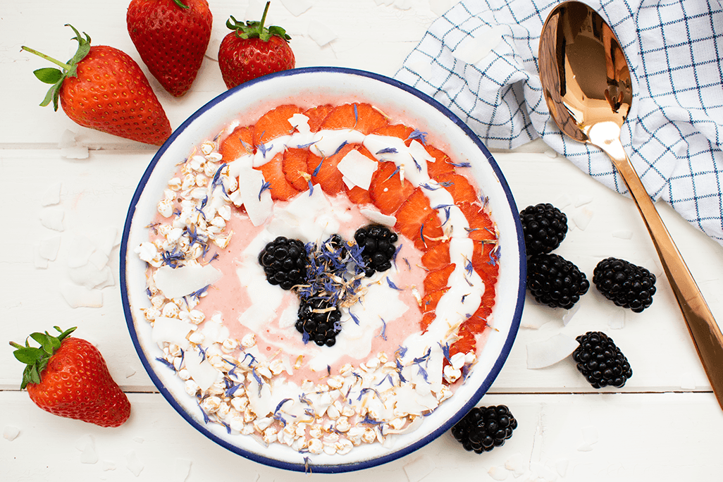 Erdbeer-Smoothie-Bowl mit Buchweizen-Pops, Smoothie-Bowl, Erdbeer-Bowl